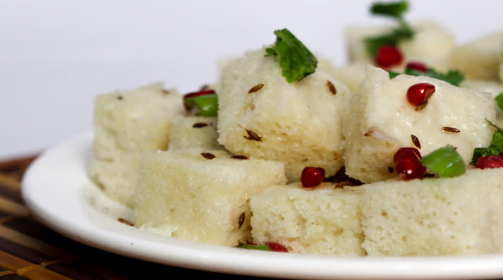 It is the month of fasting; it is also time to gorge on fasting foods like Sabudana Vada, Buff Vada, Farali Khandvi, Farali Chevda, Rajgira Puri and other dishes