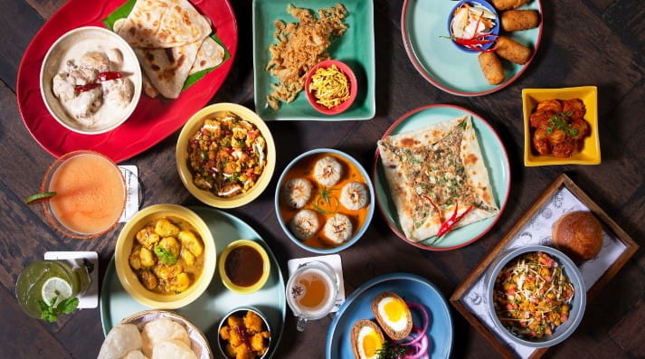 From Elgin road momos to Beadon street fish roll and Esplande moghlai porota, you will find the best of street food here