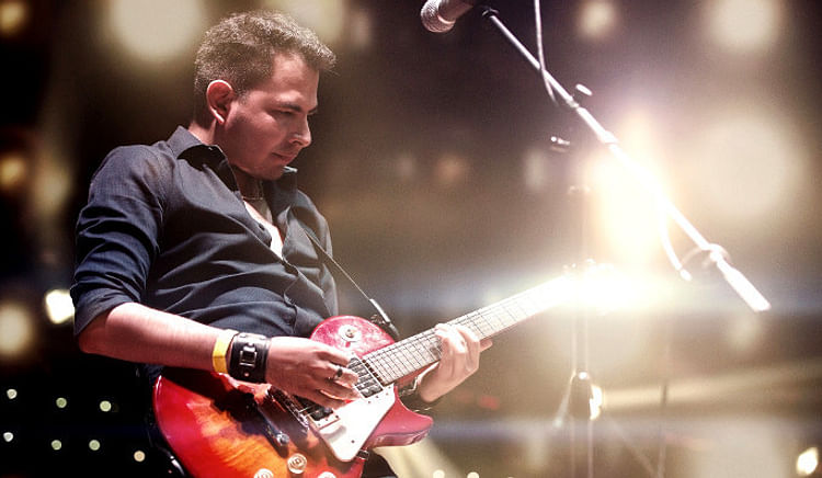 Head to these spots to enjoy food with live music