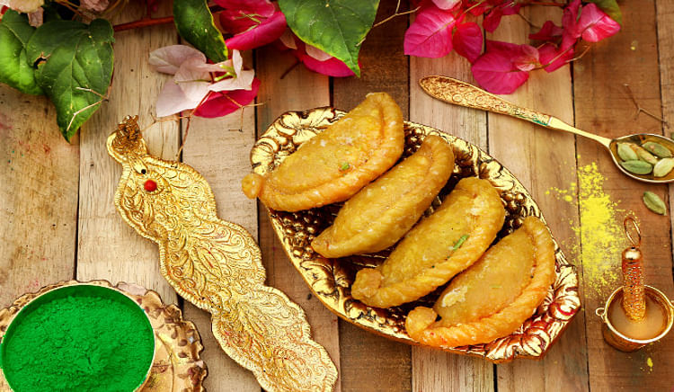 Relish these creative and lip smacking dumplings this Holi!