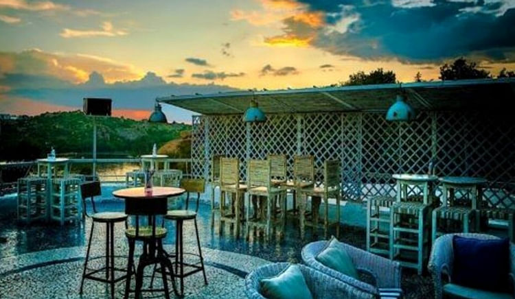 Head to these eateries and bars to have an amazing experience!