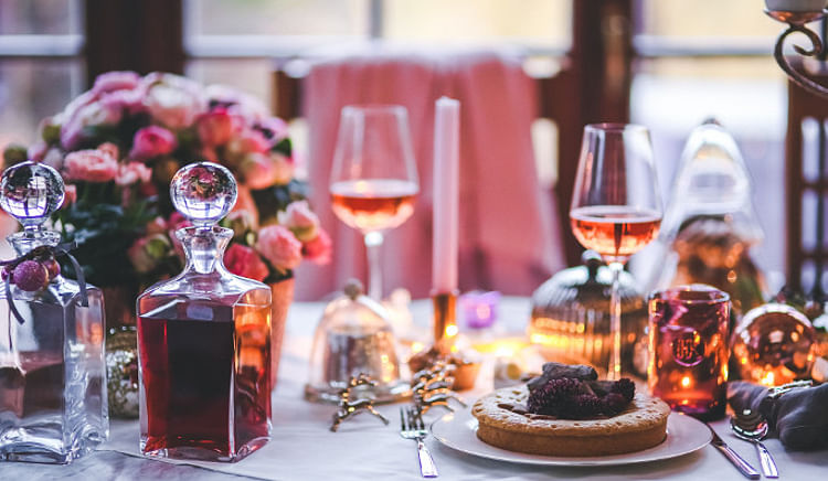 From Roasted Turkey and Pork to Yule Log and Plum Cake, our tip picks for Christmas Celebrations in Hyderabad have you covered.