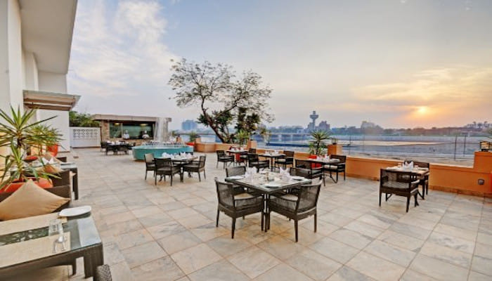 Restaurants where one can pay as per your choice, restaurant with robots serving you, restaurants where you can take your pets. These are the new trends in the city!