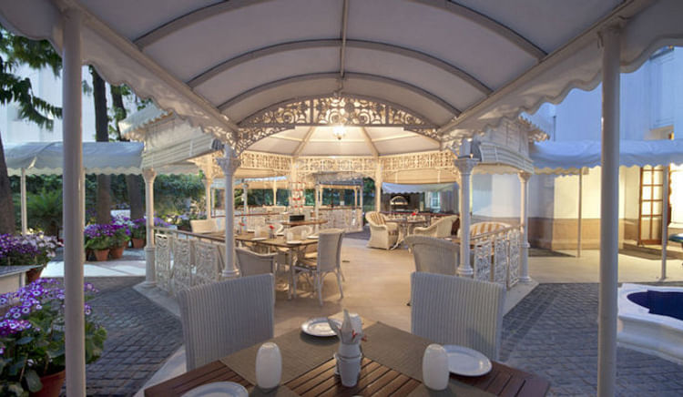 Enjoy a vintage aura and fare from Tuscany, Italy that will win your heart.