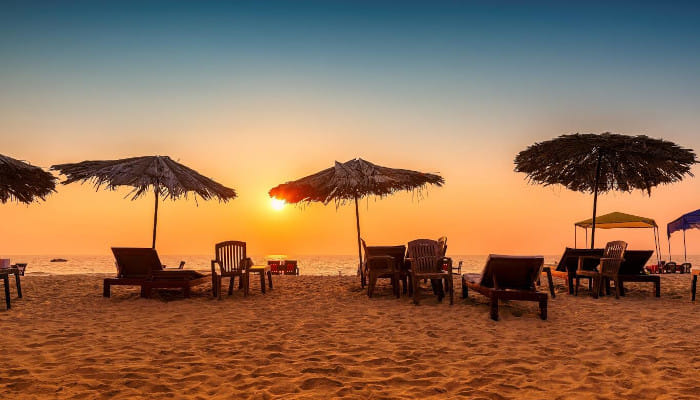 Enjoy the phenomenal sunsets in Goa with scrumptious food and tipsy cocktails.
