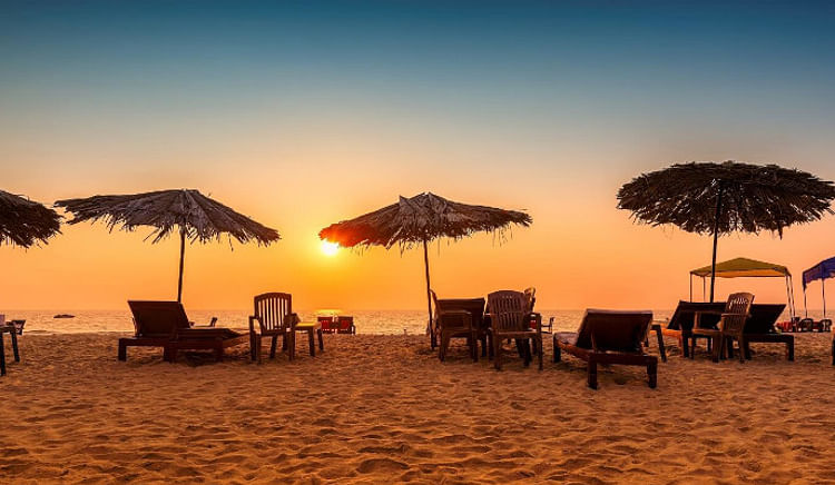Enjoy the phenomenal sunsets in Goa with scrumptious food and tipsy cocktails.