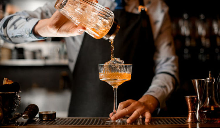 Let's raise a toast to the artistry of rum cocktails at these ultimate hotspots!