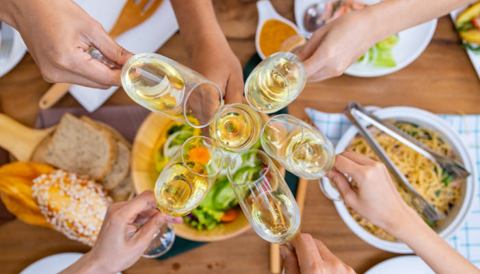 Make Lasting Memories On This Friendship Day At These 7 Best Cafes & Bars In Mumbai