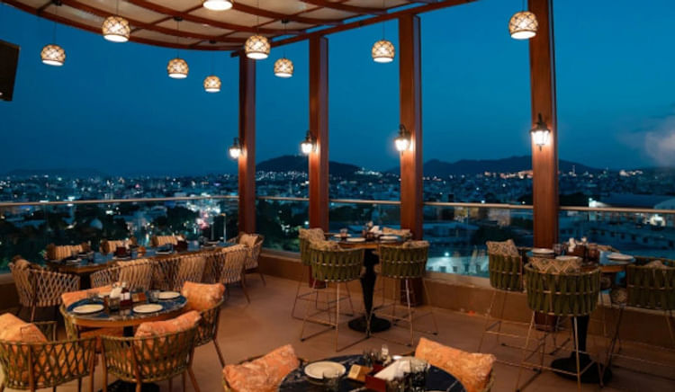 Savour curated menus, opulent settings, and flawless hospitality