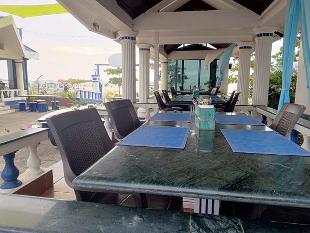 Bubbles Beach Bar