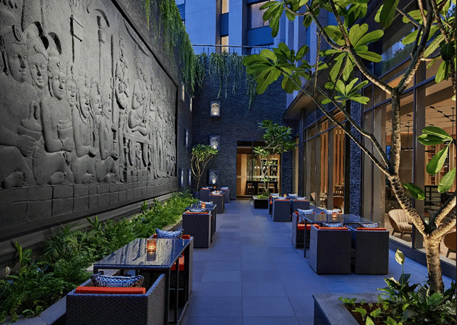 Zing Bar Courtyard 